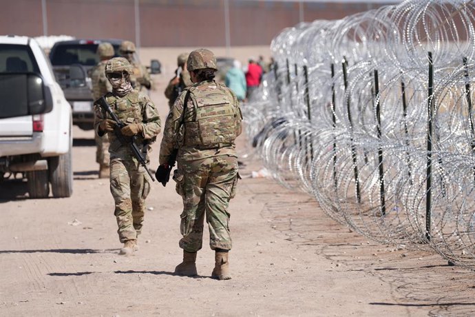 Archivo - May 11, 2023, El Paso, TX, United States: Texas Army National Guard soldiers with the governors self-styled Texas Tactical Border Force, guard the border with Mexico as part of Operation Lone Star Task Force West, May 11, 2023 near El Paso, Te