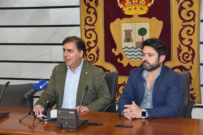 El alcalde de Punta Umbría, José Carlos Hernández Cansio (izquieda) , y el concejal de Hostelería, José Antonio Flores.