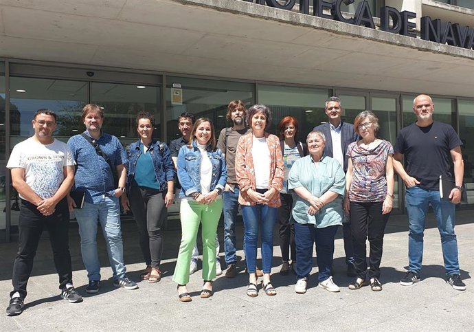 La consejera Esnaola junto con los miembros del Comité Local del Congreso Nacional de Bibliotecas.