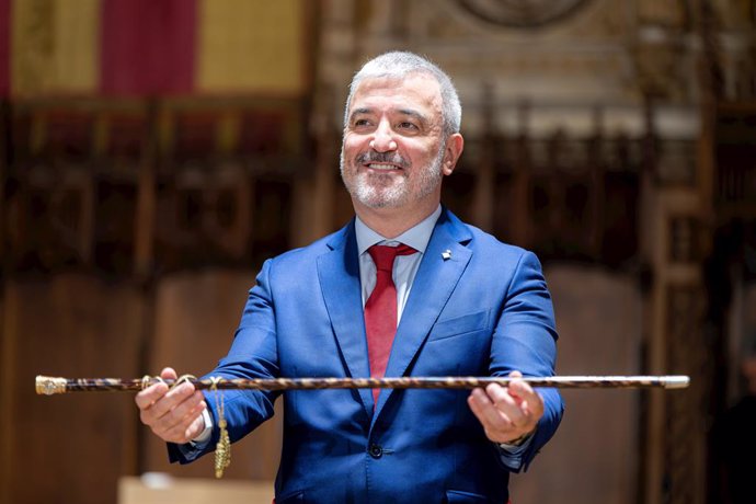 El nou alcalde de Barcelona, Jaume Collboni, mostra la seva vara d'alcalde després de ser proclamat en el crrec durant el ple de constitució del nou consistori, a l'Ajuntament de Barcelona, a 17 de juny de 2023, a Barcelona.