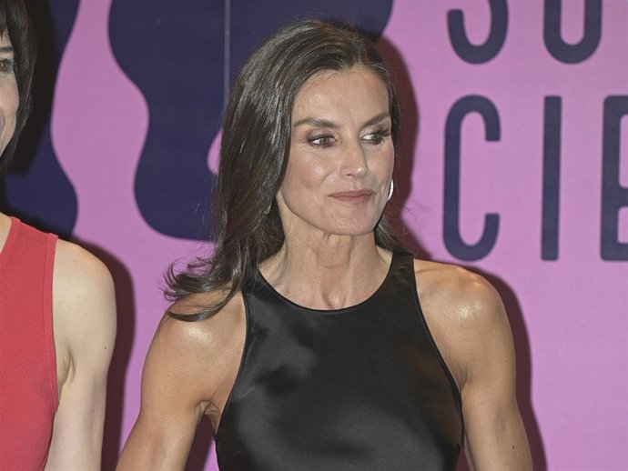La Reina Letizia posa a su llegada a la final nacional de monólogos científicos Solo de Ciencia organizado por la Fundación Española para la Ciencia y la Tecnología, celebrada en el Círculo de Bellas Artes, a 23 de junio de 2023, en Madrid (España).