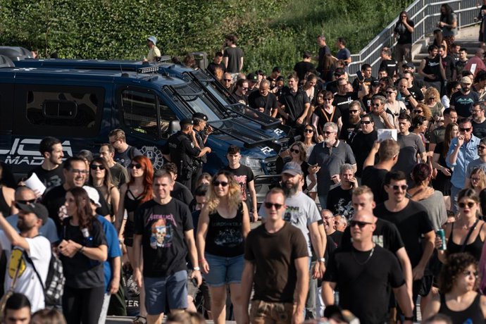 La Policía observa la llegada de los fans al concierto del grupo Rammstein en el estadio Civitas Metropolitano, a 23 de junio de 2023, en Madrid (España). La banda alemana de metal toca hoy en Madrid dentro de su gira europea. Las actuaciones del grupo 