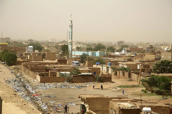 Archivo - KHARTOUM, Feb. 5, 2022  -- Photo taken on Feb. 4, 2022 shows a dust storm hitting the Sudanese capital Khartoum, causing reduced visibility, with the Sudanese Meteorological Authority warning drivers to exercise caution.