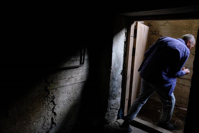 Archivo - Ucraniano sale de un refugio en Bajmut