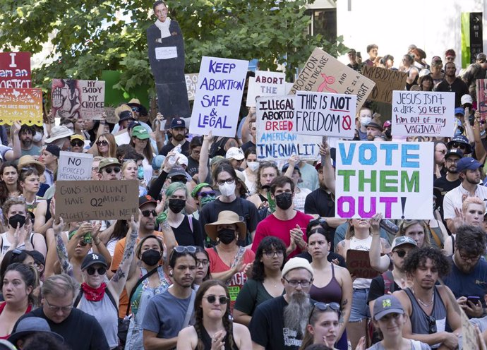 Archivo - 24 June 2022, US, Austin: Protesters hold placards during a rally at the Federal Courthouse protesting the US Supreme Court decision that eliminates the 50-year old constitutional protection to abortion rights. Photo: Bob Daemmrich/ZUMA Press 
