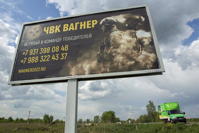 Archivo - May 22, 2023, Saint Petersburg, Russia: Cars drive along a highway past a billboard near St. Petersburg in the Leningrad Region depicting Russian servicemen and an advertisement for a private military company, PMC Wagner, with the inscription ''