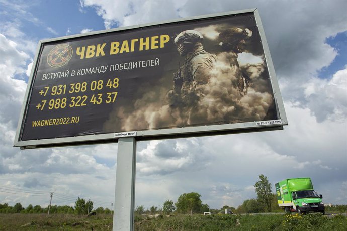 Archivo - May 22, 2023, Saint Petersburg, Russia: Cars drive along a highway past a billboard near St. Petersburg in the Leningrad Region depicting Russian servicemen and an advertisement for a private military company, PMC Wagner, with the inscription 