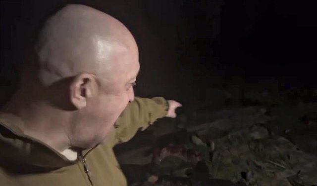 Archivo - May 5, 2023, Bakhmut, Donetsk Oblast, Ukraine: Russian Yevgeny Prigozhin, owner of the Wagner Group of mercenaries, points to the bodies of his soldiers as he broadcasts a tirade against Russian Defense Minister Sergei Shoigu accusing the milita