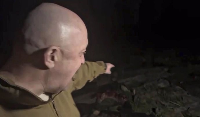 Archivo - May 5, 2023, Bakhmut, Donetsk Oblast, Ukraine: Russian Yevgeny Prigozhin, owner of the Wagner Group of mercenaries, points to the bodies of his soldiers as he broadcasts a tirade against Russian Defense Minister Sergei Shoigu accusing the mili