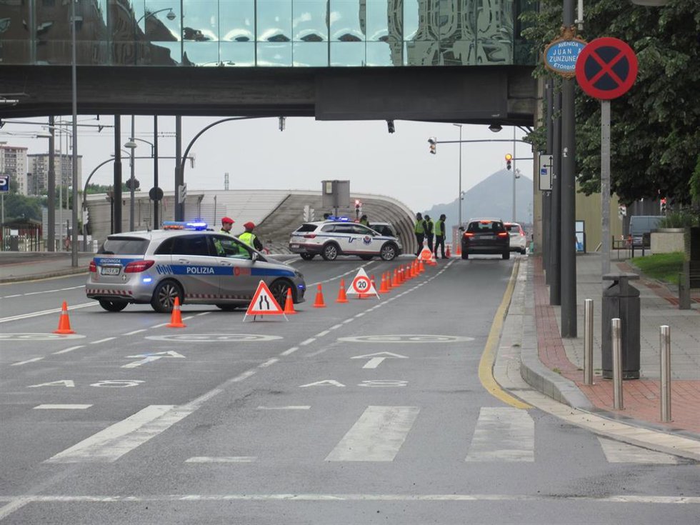Archivo - Control policial en la salida de Bilbao por San Mamés