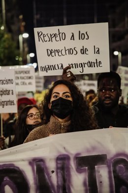 Archivo - Un grupo de personas participa en una manifestación antirracista