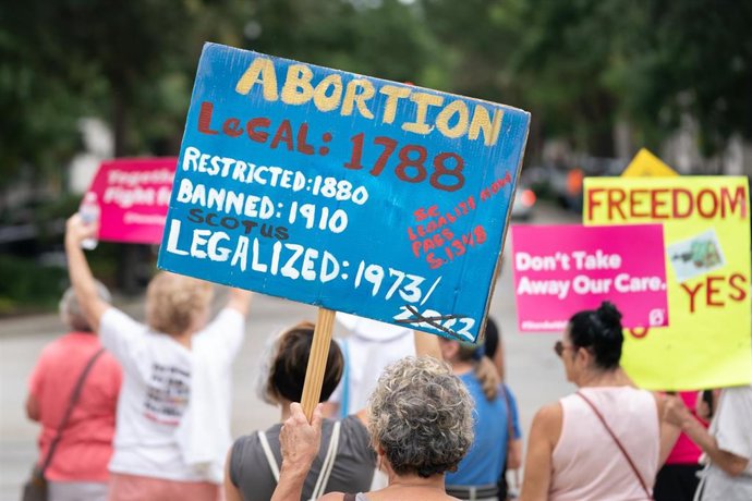 Archivo - Un cartel de protesta en contra de las leyes restrictivas del aborto en Estados Unidos