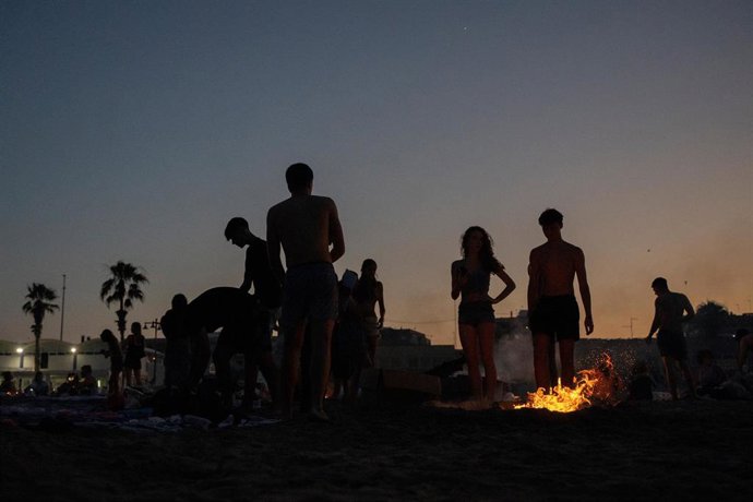 Hogueras durante la noche de San Juan, en la playa de la Malva-rosa.