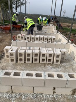 Archivo - Trabajadores en una obra. 