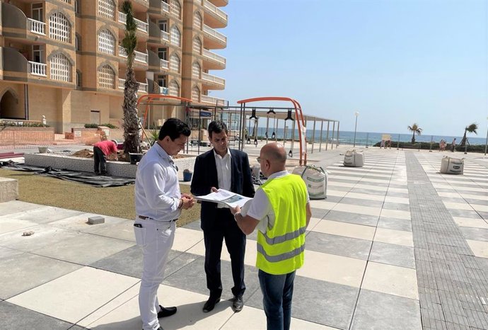El consejero en funciones de Fomento e Infraestructuras, José Ramón Díez de Revenga, junto con el alcalde de San Javier, José Miguel Luengo, durante su visita a las obras de la Plaza Castillos del Mar enmarcada en la estrategia EDUSI 'La Manga 365'