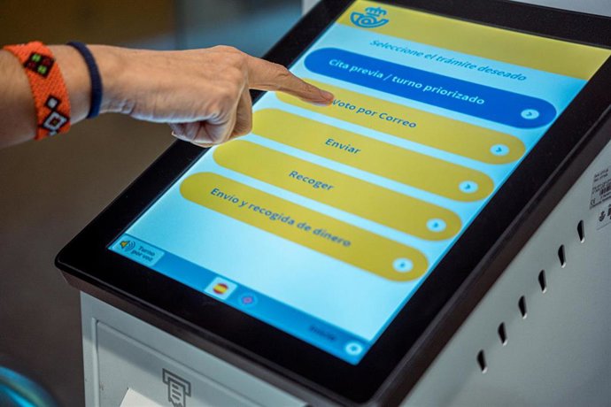 Una persona solicita el voto por correo en el Edificio de correos.