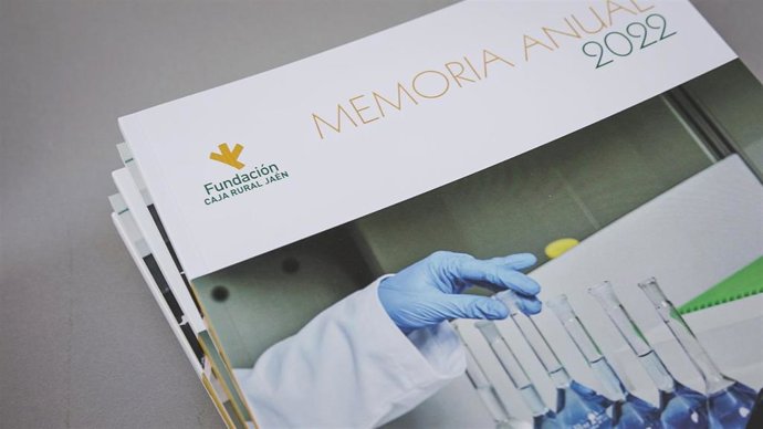 Ejemplares de la memoria anual 2022 de la Fundación Caja Rural de Jaén.
