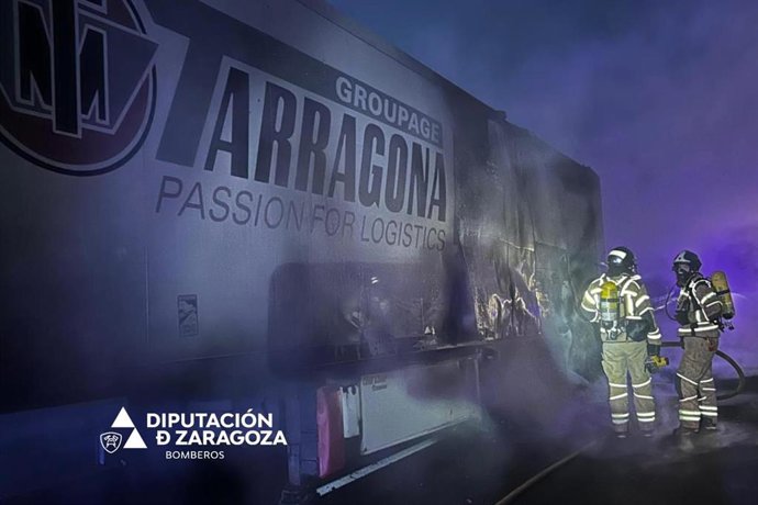 Un incendio de un tráiler en la A-2, en Calatayud, destruye su carga y parte del semirremolque.