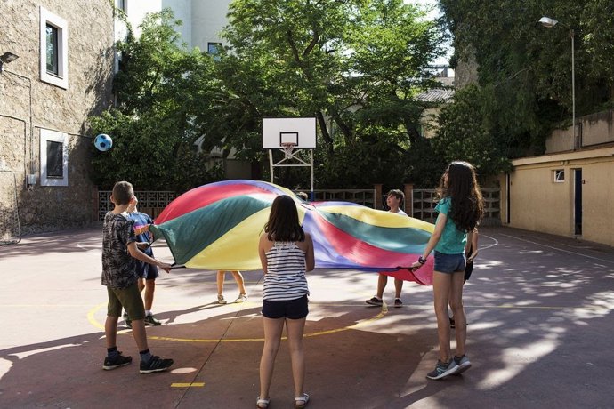 Niños en un patio interior de un centro educativo de Barcelona