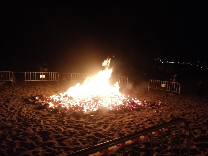 Santander celebra San Juan con una fiesta infantil, música y la tradicional hoguera en la playa