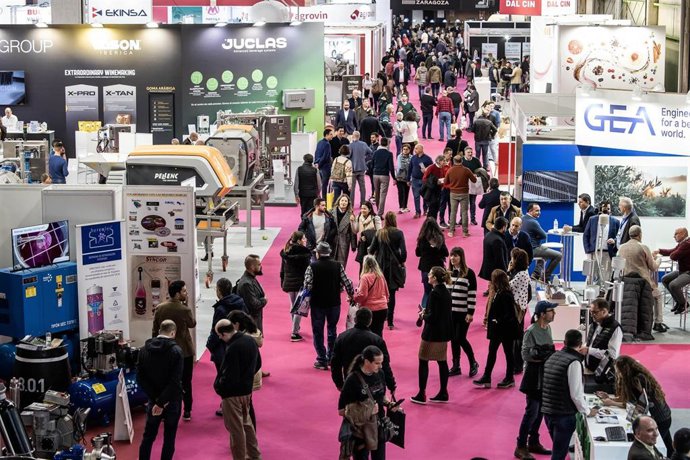 Archivo - Vistantes en la segunda jornada del Salón Internacional de Maquinaria, Técnicas y Equipos para bodegas, ENOMAQ, en 2023.