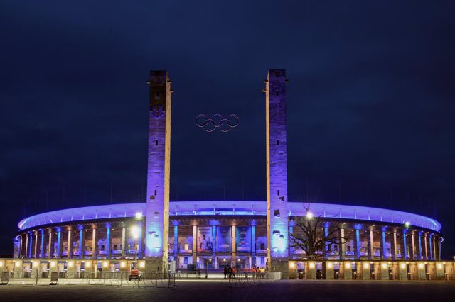 Archivo - 04 February 2022, Berlin: The Olympic Rings hang above the East Gate entrance to the Olympic Stadium before the start of the German Bundesliga soccer match between Hertha BSC and VfL Bochum. Photo: Soeren Stache/dpa-Zentralbild/dpa - IMPORTANT N