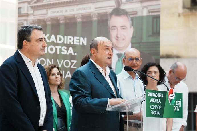 El presidente del EBB del PNV, Andoni Ortuzar, junto con el cabeza de lista al Congreso por Bizkaia, Aitor Esteban
