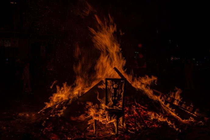 Una cadira cremant en la foguera del barri de Sant Antoni durant la nit de Sant Joan