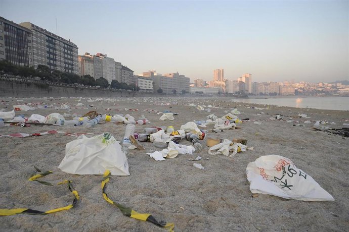 Restos de basura después de la celebración de las hogueras de la noche de San Juan, en la playa de Orzán, a 24 de junio de 2023, en A Coruña, Galicia (España). La playa de Orzán de A Coruña ha amanecido llena de basura tras la noche de San Juan. Esta fi
