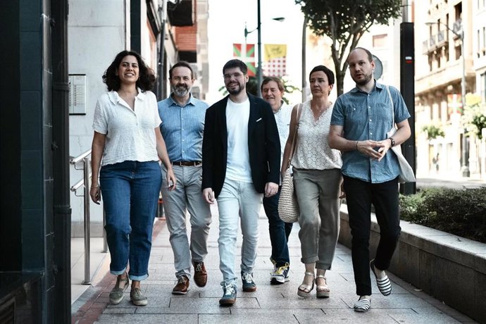 El candidato de Sumar por Bizkaia, Lander Martínez, junto a la portavoz de Sumar Paula Moreno y candidatos de la plataforma, este sábado en Bilbao