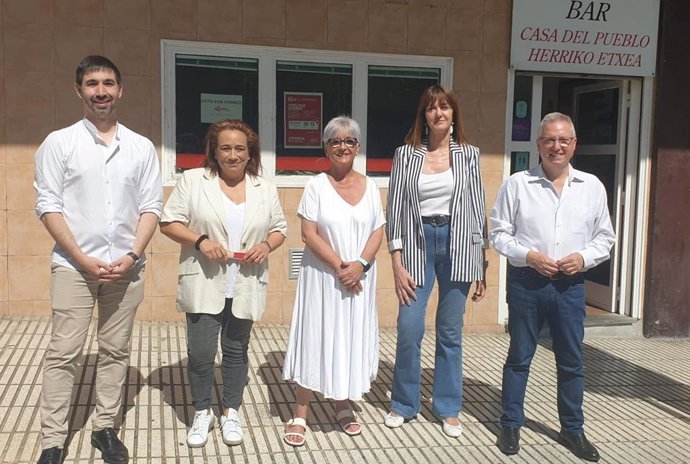 Los representantes socialistas Isaac Palencia, Rafaela Romero, Izaskun Gómez, Idoia Mendia y José Ignacio Asensio en la Casa del Pueblo de Errenteria