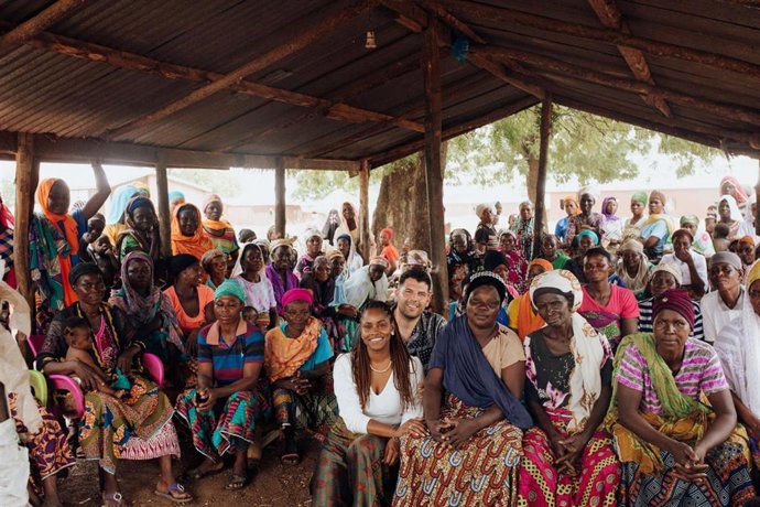 Katia Simone y Fran Morales en una de las cooperativas africanas que trabajan para AOKlabs
