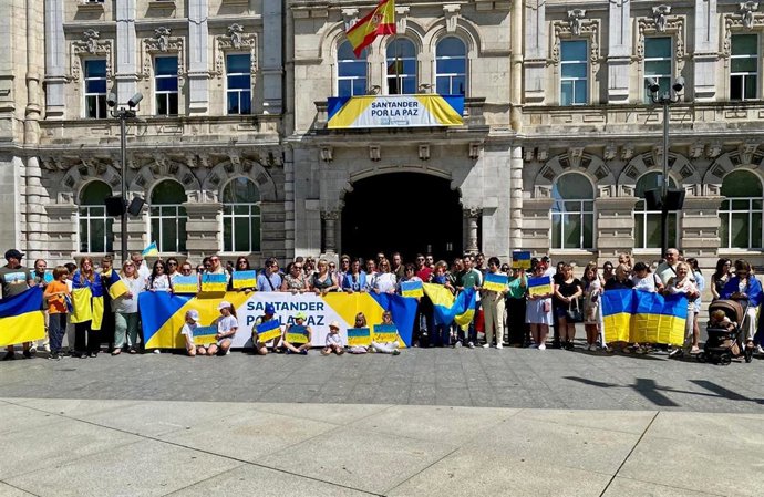 Minuto de silencio en Santander para pedir la paz en Ucrania y condenar la guerra, que ya dura 16 meses