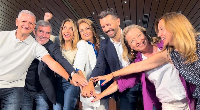 Francisco Linares, ernando Clavijo, Gladis de León, Cristina Valido, Jonathan Domínguez, Ana Oramas y Rosa Dávila en el acto de presentación de las candidaturas de CC al 23J