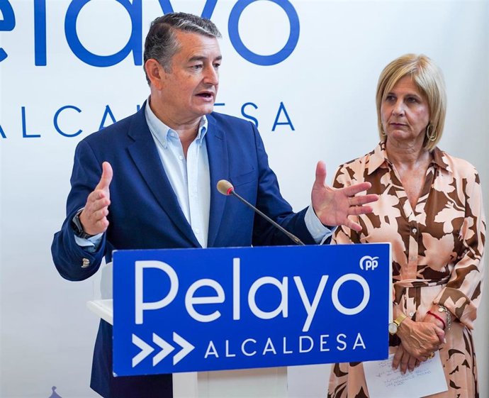 El vicesecretario de coordinación institucional del PP andaluz, Antonio Sanz, y  la presidenta local del PP de Jerez y alcaldesa de este municipio gaditano, María José García-Pelayo