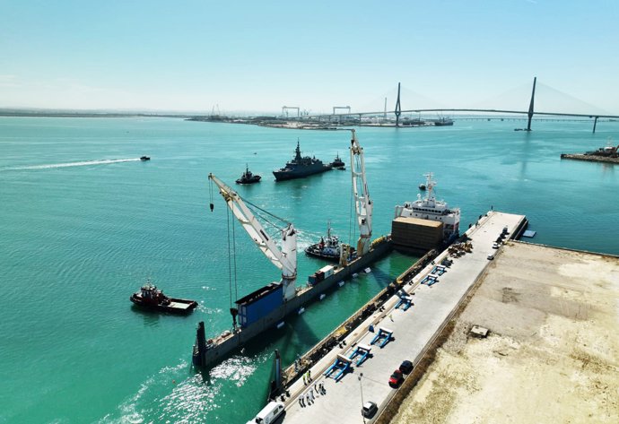 La corbeta dirigiéndose hacia el buque de transporte en Navantia Cádiz.