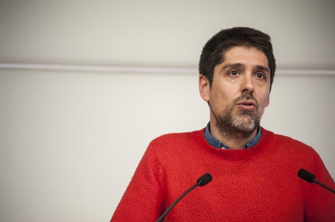 Archivo - El portaveu dels Comuns al Parlament, David Cid, durant una roda de premsa