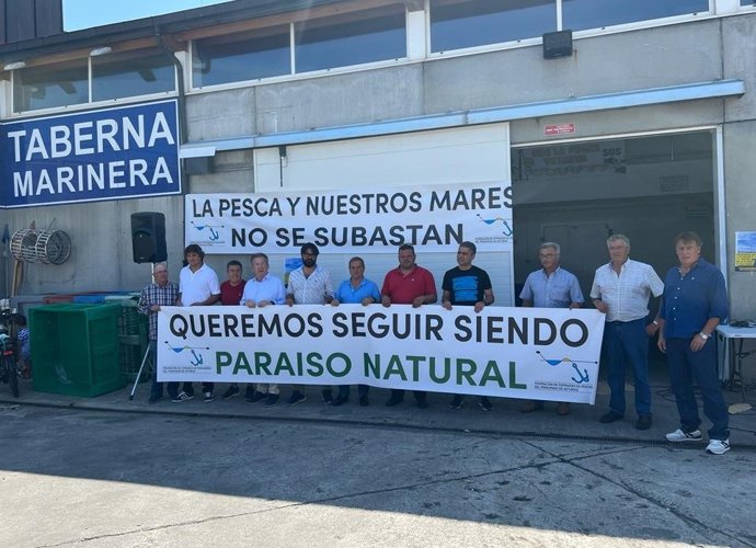 Concentración de pescadores en Llanes en protesta por la designación de espacios para la instalación de plataformas de eólica marina en Asturias