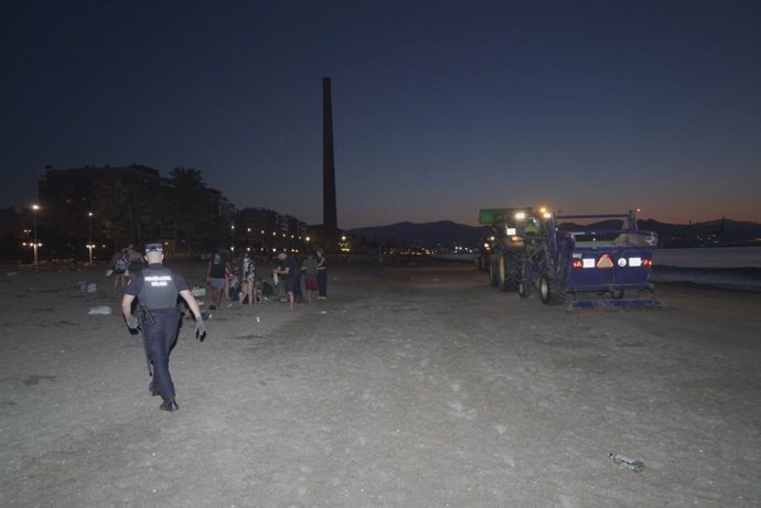 Agente de la Policía Local en la noche de San Juan en Málaga