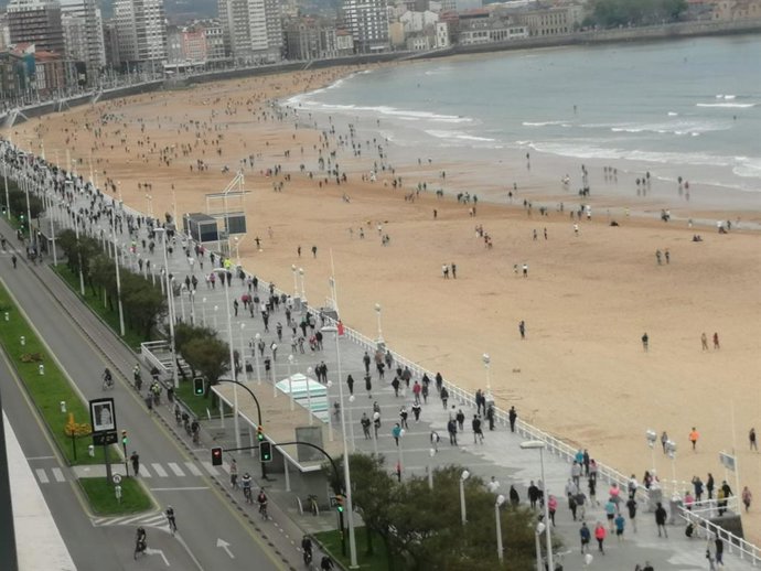 Archivo - Muro de San Lorenzo, en Gijón el 2 de mayo, primer día que se permite hacer deporte y pasear en el estado de alarma