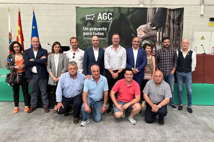 Asamblea general de AgroCantabria, que ha reelegido a José Ángel Pereda (quinto por la izda, en la fila de atrás) como presidente, y ha contado con la asistencia del consejero de Desarrollo Rural en funciones, Guillermo Blanco (sexto izda)