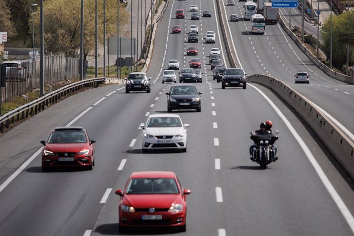 Archivo - Circulació moderada en una autovia