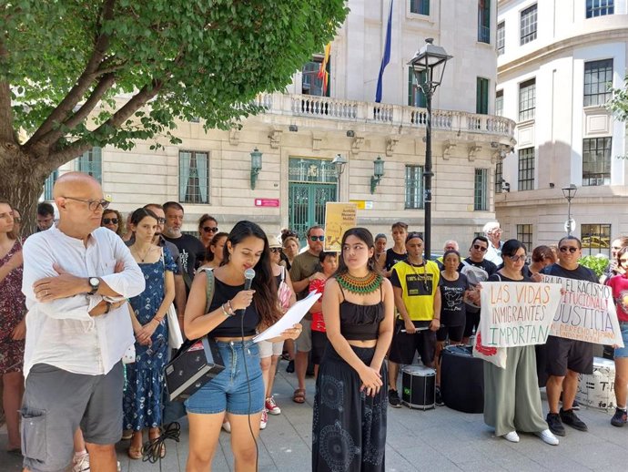 Unas 50 personas exigen, en Palma, "justicia" para que la tragedia de Melilla "no se repita", un año después de la misma