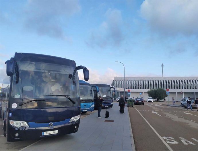 El servicio de autobús del aeropuerto de Castellón que conecta con la capital de la Plana enlazará también con la ciudad de Valncia en los meses de julio y agosto para atender la demanda de los pasajeros de cinco de las actuales rutas internacionales.