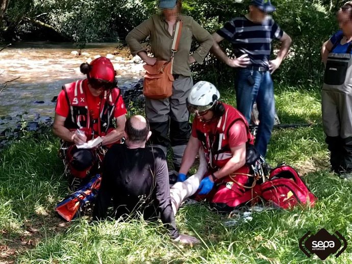 Rescate del SEPA a un hombre herido tras caer mientras pescaba en Belmonte