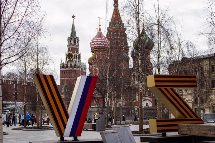 Archivo - March 22, 2023, Moscow, Russia: VA and AZA letter installations in Zaryadye Park in Moscow. Latin script letters ''Z'' and ''V'' were first seen painted on Russian military vehicles fighting in Ukraine. Subsequently, it became a symbol of sup