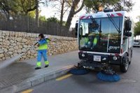 Emaya recoge 15.000 kilos de residuos en playas y zonas de baño de Palma tras la celebración de la 'Nit de Sant Joan'
