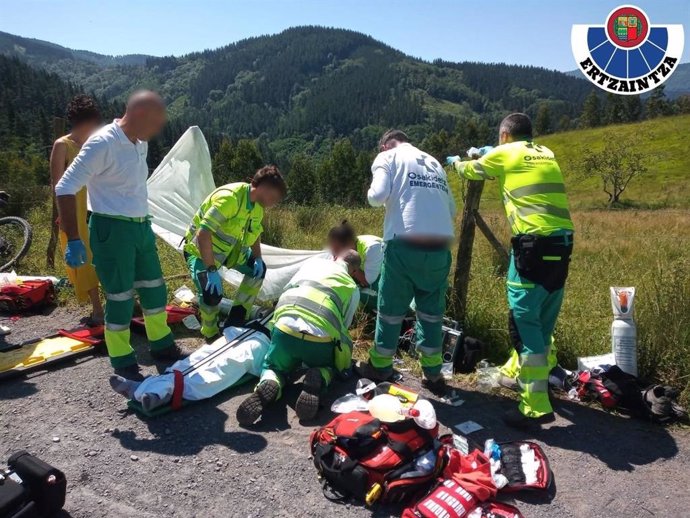Sanitarios asisten a un ciclista herido en Zeanuri (Bizkaia)