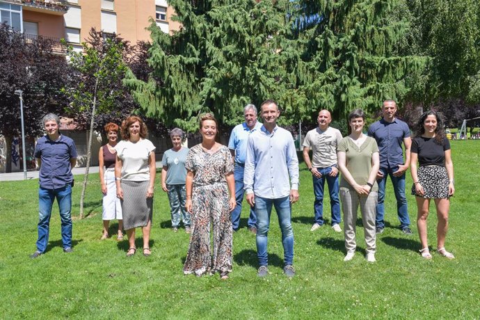 Bel Pozueta y Koldo Leoz junto con los candidatos de EH Bildu por Navarra al Congreso y el Senado.