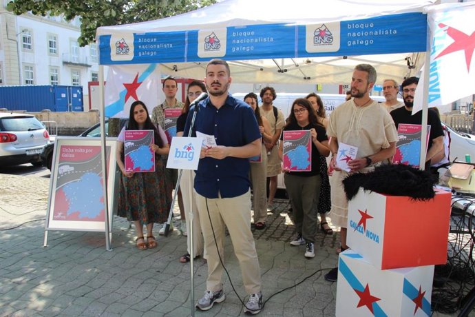 El cabeza de lista del BNG al Congreso por Lugo, Daniel Castro, el teniente de alcaldesa de Lugo, Rubén Arroxo, y la secretaria xeral de Galiza Nova, Marta Gómez, en un acto del partido en el Arde Lvcvs.